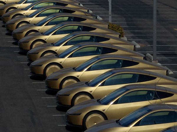 Cybercab Emas Tesla Mulai Mengaspal