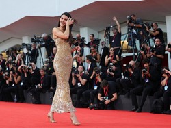 Kendall Jenner Debut di Venice Film Festival, Gaun Armani 90-an Jadi Andalan