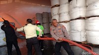 Damkar Berjibaku Padamkan Kebakaran di PT Wings Surya Gresik