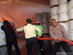 Damkar Berjibaku Padamkan Kebakaran di PT Wings Surya Gresik