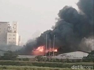 Gudang PT Wings Surya di Gresik Terbakar, Begini Arus Tol Sumo KM 734