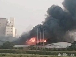 Gudang PT Wings Surya di Gresik Terbakar, Begini Arus Tol Sumo KM 734