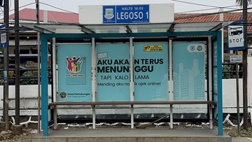 Heboh Stiker 'Mending Aku Naik Ojek Online!' di Halte Legoso 1 Tangsel