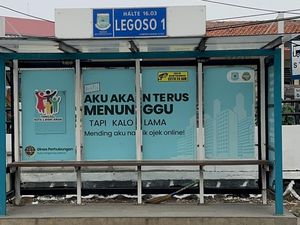 Dishub Tangsel Bakal Copot Stiker Mending Aku Naik Ojek Online di Halte