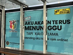 Warga Sebut Stiker Mending Aku Naik Ojek Online! di Halte Legoso Salah Alamat