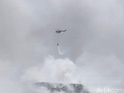 Penampakan Helikopter Polisi Hilir Mudik Padamkan Kebakaran TPA Putri Cempo
