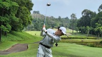 Jin Goo Asyik Main Golf dan Nikmati Sore Pantai di Pulau Bintan