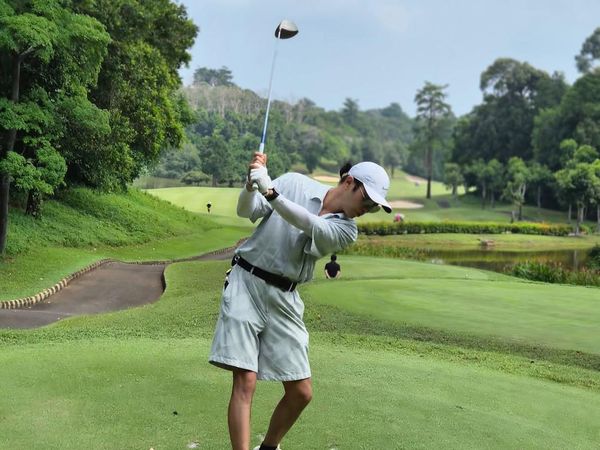 Jin Goo Asyik Main Golf dan Nikmati Sore Pantai di Pulau Bintan
