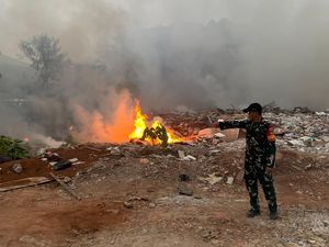 Sempat Padam, Api Kebakaran Sampah di Pisangan Tangsel Nyala Lagi