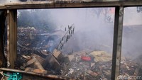Kebakaran Tumpukan Sampah, Petugas Berjuang Padamkan Api
