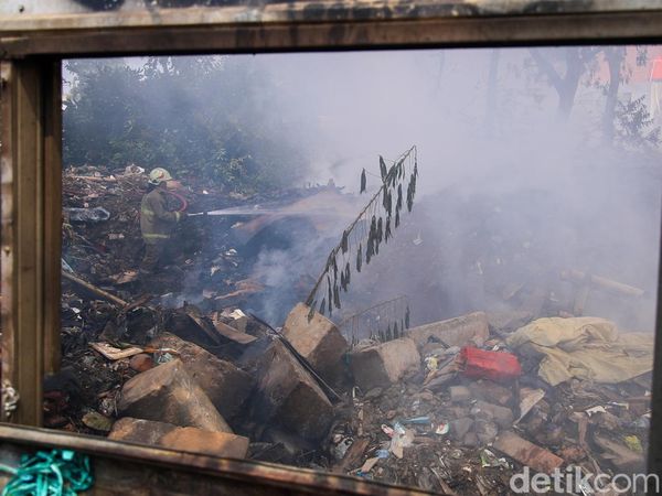 Kebakaran Tumpukan Sampah, Petugas Berjuang Padamkan Api