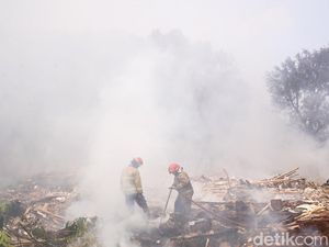 Warga Keluhkan Asap Kebakaran Sampah di Tangsel: Sangat Mengganggu