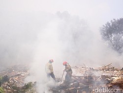 Warga Keluhkan Asap Kebakaran Sampah di Tangsel: Sangat Mengganggu
