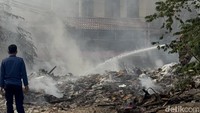 Api Kebakaran Sampah Pisangan Tangsel Masih Berkobar, Asap Mengepul