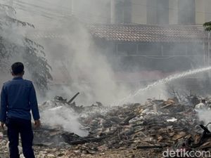 8 Unit Damkar Diterjunkan Padamkan Kebakaran Sampah di Pisangan Tangsel