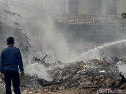 Api Kebakaran Sampah Pisangan Tangsel Masih Berkobar, Asap Mengepul