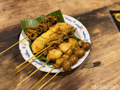 Mampir ke Angkringan Favorit Jokowi di Solo, Ada Sate hingga Teh Poci!