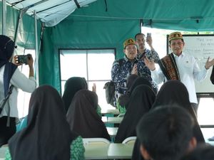 Tinjau Siswa Korban Gempa Flores, Menag Apresiasi Semangat Siswa-Guru