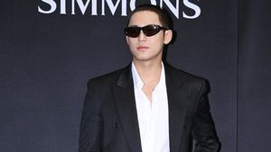 Pesona Mingyu SEVENTEEN Tampil Buzzcut Jelang Wamil, Auranya Tumpah-tumpah