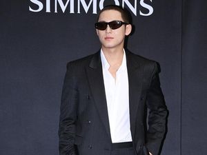 Pesona Mingyu SEVENTEEN Tampil Buzzcut Jelang Wamil, Auranya Tumpah-tumpah
