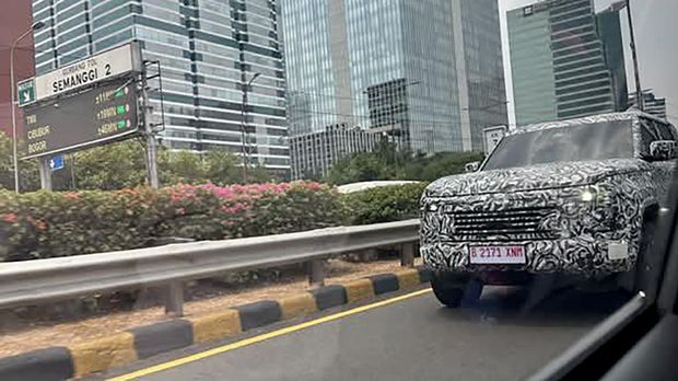 SUV misterius dibalut kamuflase dipotret di jalan tol dalam kota Jakarta pada Kamis (3/9/2026). Mobil ini diduga generasi baru Mitsubishi Pajero yang debut global di Thailand pada 2 September 2026.Credit: @k15bahenol (akun IG)