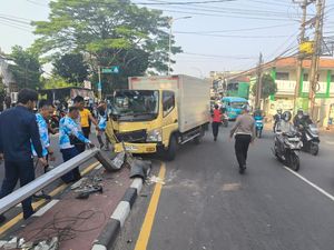 Mobil Boks Tabrak Tiang Lampu dan Pembatas Jalan di Bogor, Lalin Macet