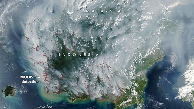 Video Penampakan Pulau Kalimantan Diselimuti Asap