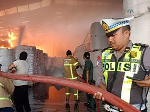 Gudang PT Wings Surya Gresik Masih Membara, 10 Damkar Dikerahkan