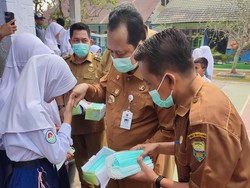 ISPU Belum Stabil, SD-SMP di Muaro Jambi Belajar Tatap Muka Pakai Masker