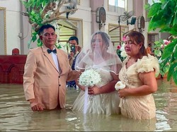 Banjir Sepinggang, Viral Pasangan Pengantin Ini Nekat Nikah Basah-basahan