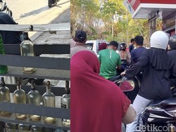 Pertamax Langka di SPBU Kobar, Warga Rela Bayar Rp 20 Ribu Beli Eceran