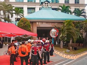 Kebakaran Apartemen Pavilion, Petugas Gabungan Evakuasi Puluhan Penghuni