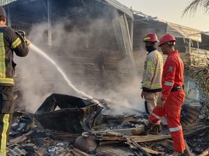 Warung Makan di Indramayu Ludes Terbakar, Diduga Akibat Bakar Sampah