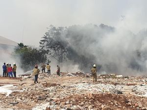 12 Orang Sesak Napas Akibat Kebakaran Sampah di Tangsel, Termasuk 2 Damkar