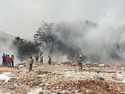 12 Orang Sesak Napas Akibat Kebakaran Sampah di Tangsel, Termasuk 2 Damkar