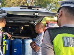 Pemobil Diduga Pelangsir BBM Pakai Pelat Palsu di Parepare Ditilang