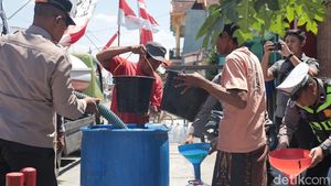 Polisi Salurkan Air Bersih untuk Warga Gresik di Musim Kemarau