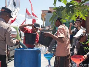 Polisi Salurkan Air Bersih untuk Warga Gresik di Musim Kemarau