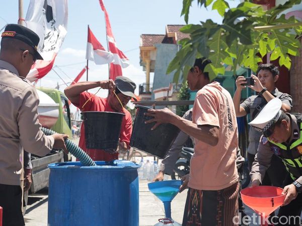 Polisi Salurkan Air Bersih untuk Warga Gresik di Musim Kemarau