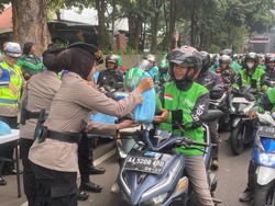 Jumat Peduli, Polda Metro Berbagi Sembako kepada Ratusan Ojol