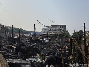 Kebakaran di Kedoya Jakbar Hanguskan 20 Bedeng, Diduga Akibat Korsleting