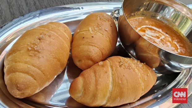 salt bread Salt bread yang sempat viral di Korea Selatan dan kini populer di Indonesia sebenarnya berasal dari Jepang.
