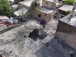 Video: Lubang Besar di Atap, Bukti Kejamnya Serangan AS ke Warga Sipil Iran
