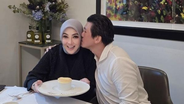 Slay! Syahrini Bagikan Foto Masak Pasta hingga Makan Bareng Suami Tercinta