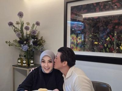 Slay! Syahrini Bagikan Foto Masak Pasta hingga Makan Bareng Suami Tercinta