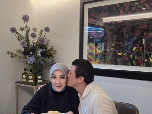 Slay! Syahrini Bagikan Foto Masak Pasta hingga Makan Bareng Suami Tercinta