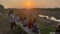 Gegara Ribuan Ikan Sapu-sapu Terdampar, Sungai di Pati Jadi Wisata Dadakan