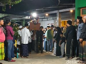 Tiba di Rumah Duka, Jenazah Mozza Disambut Isak Tangis