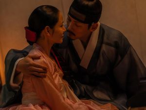 Cinta Berbahaya Son Ye Jin, Ji Chang Wook, & Nana di Drakor Netflix The Scandal