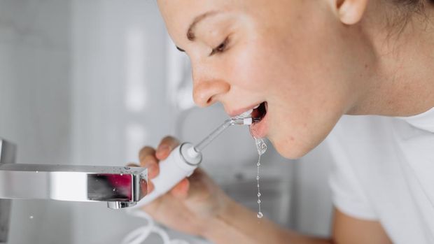 Water floss merupakan salah satu cara baru membersihkan gigi selain menggunakan benang.